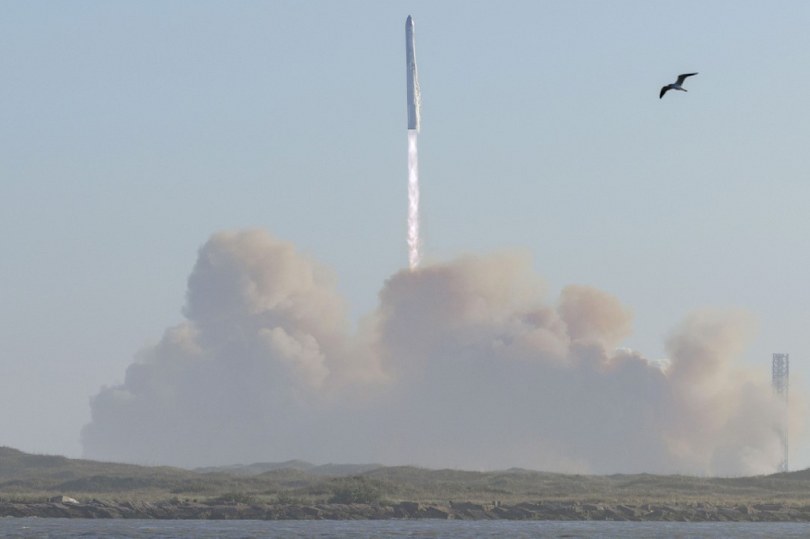 SpaceX’in Starship roketi fırlatıldıktan 8 dakika sonra parçalandı