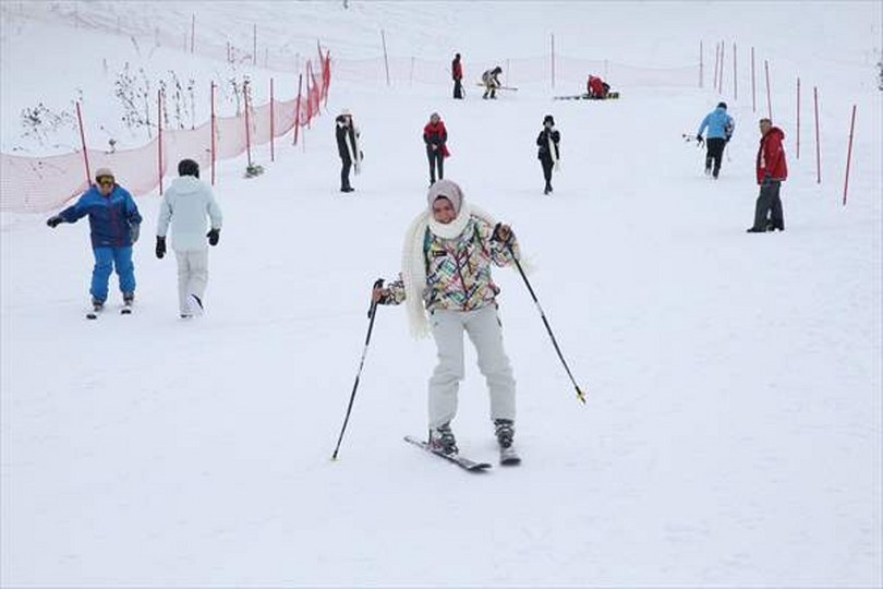Ilgaz Dağı’ndaki Yurduntepe Kayak Merkezi’nde hafta sonu yoğunluğu