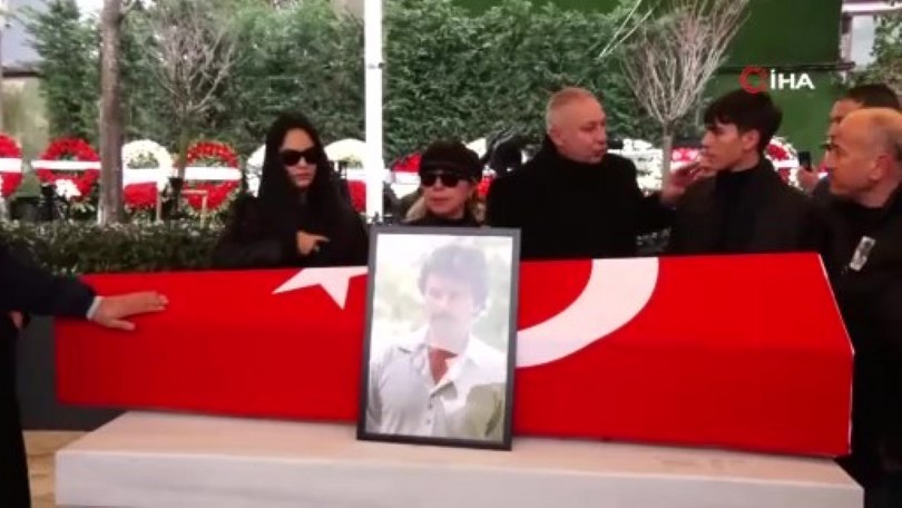 Ferdi Tayfur’un cenaze törenin gerginlik