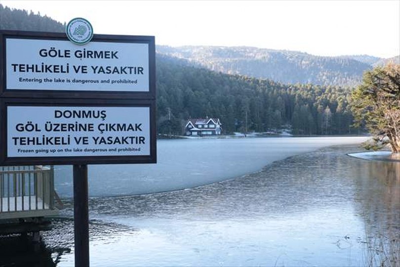 Gölcük Tabiat Parkı’ndaki gölün yüzeyi buz tuttu