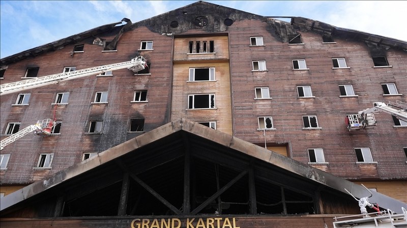 Bakanlar yangın alanına geldi