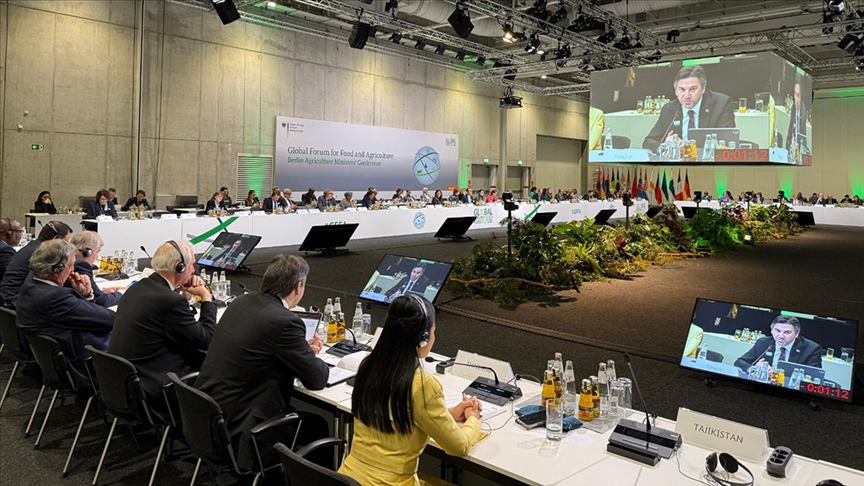 Bağcı, Berlin’de ikili görüşmeler yaptı