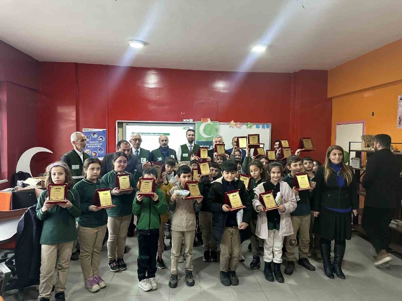 Öğrenciler ailesine sigara bıraktırdı