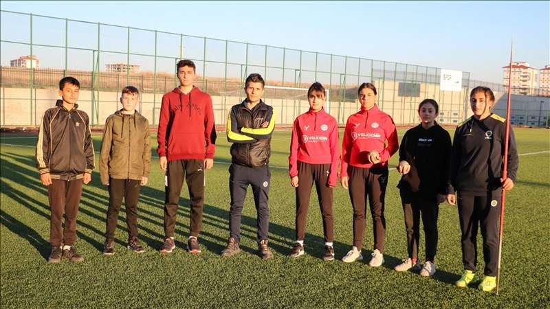 Atletizmde geleceğin şampiyon sporcularını yetiştiriyor