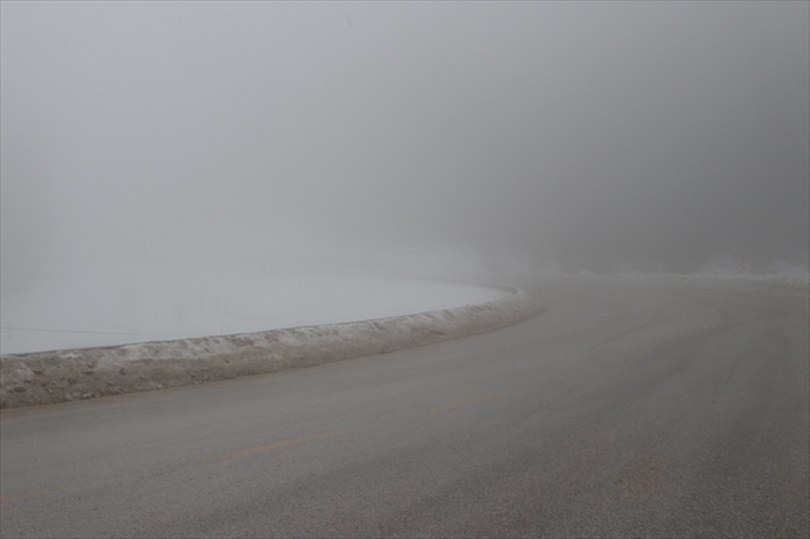 Ilgaz Dağı’nda kar yağışı ve sis etkili oluyor