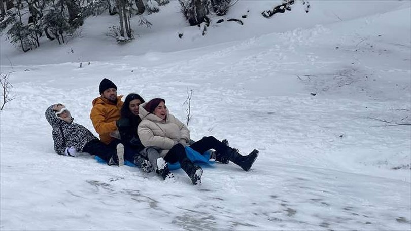 Hafta sonunu fırsat bilenler Abant’ta karın tadını çıkardı