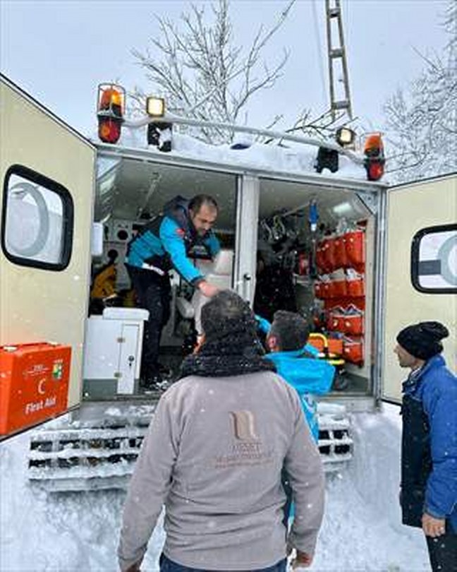 Kar nedeniyle yolu kapanan köyde solunum sıkıntısı çeken hastanın imdadına UMKE yetişti