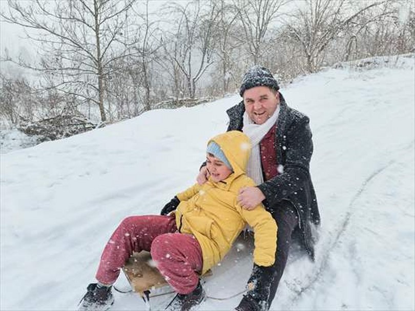 Kastamonu’da öğrenci ve veliler kızak keyfi yaşadı
