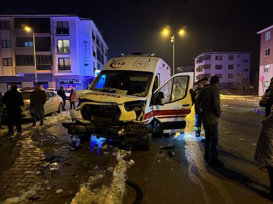 Bartın’da ambulans ile otomobilin çarpıştığı kazada 7 kişi yaralandı