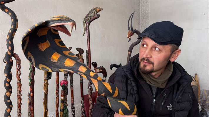 Zonguldaklı usta, hayvan figürü işlemeleriyle geleneksel Devrek bastonuna farklılık katıyor