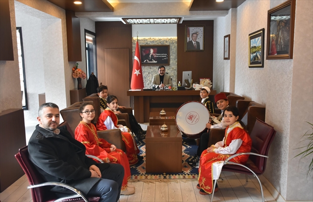 Kastamonu’da ilkokul öğrencileri davul çalıp maniler okuyarak ramazanın gelişini kutladı