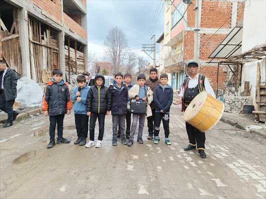 Kastamonu’da ortaokul öğrencileri maniler okuyarak ramazanın gelişini kutladı