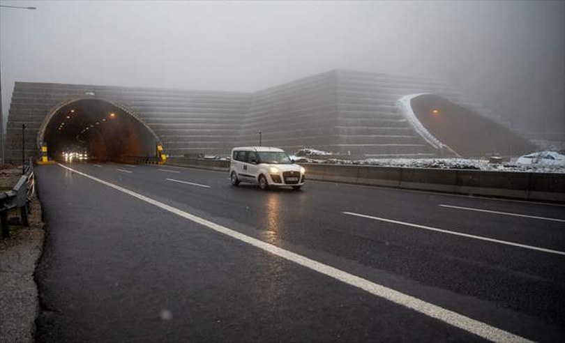 Bolu Dağı’nda hafif kar yağışı ve sis etkili oldu