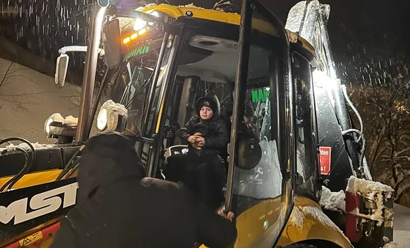 Yolu kapanan köyde rahatsızlanan çocuğu hastaneye orman ekipleri ulaştırdı