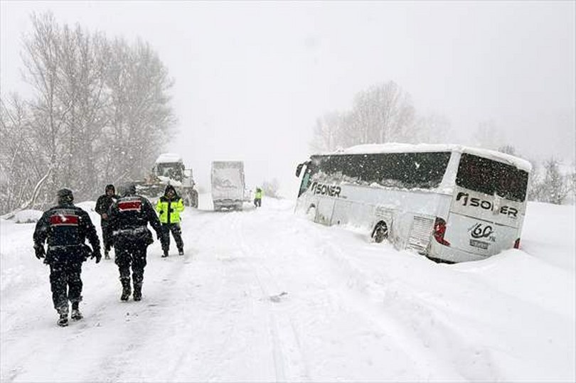 Kastamonu’da kar nedeniyle kayan yolcu otobüsü şarampole düştü
