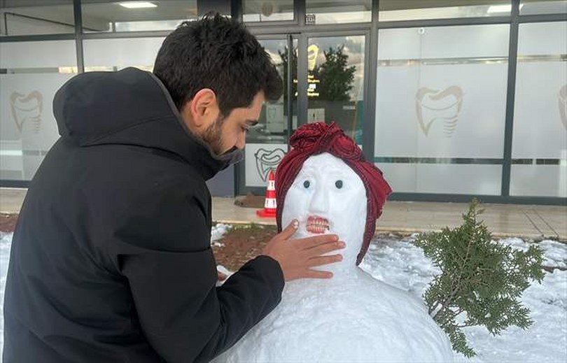 Kastamonu’da diş kliniği çalışanları yaptıkları kardan adama protez diş taktı