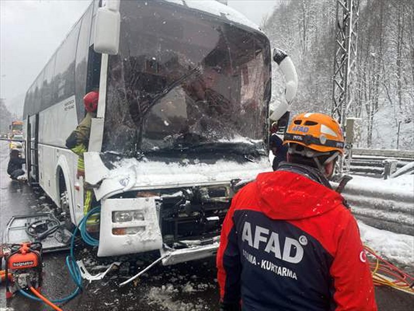 Anadolu Otoyolu’nun Bolu Dağı Tüneli kesiminde tıra çarpan otobüsün sürücüsü yaralandı