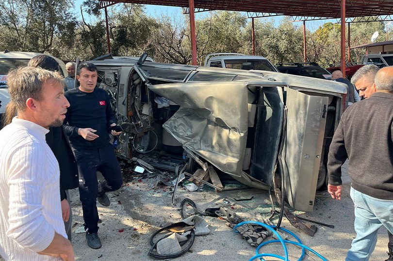 Mersin’de takla atan otomobil yol kenarındaki araçlara çarptı: 2 yaralı