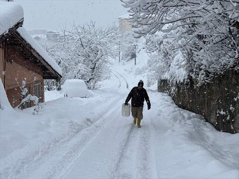 Bartın’da kar yağışı sürüyor
