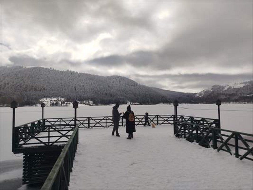 Abant Gölü’nün yüzeyi buz tuttu