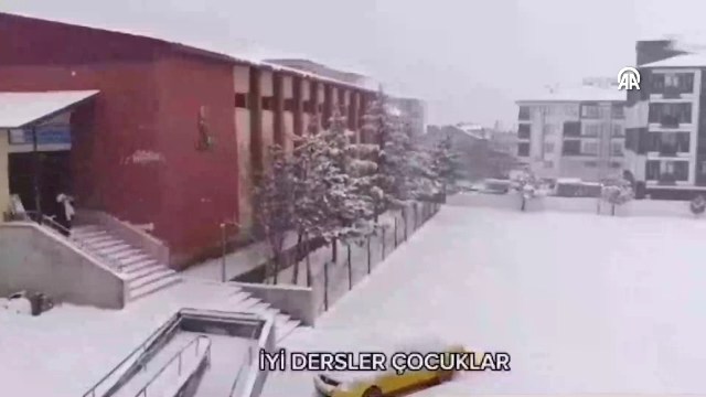 Müdürün anonsuyla okul bahçesine çıkan öğrenciler öğretmenleriyle kartopu oynadı