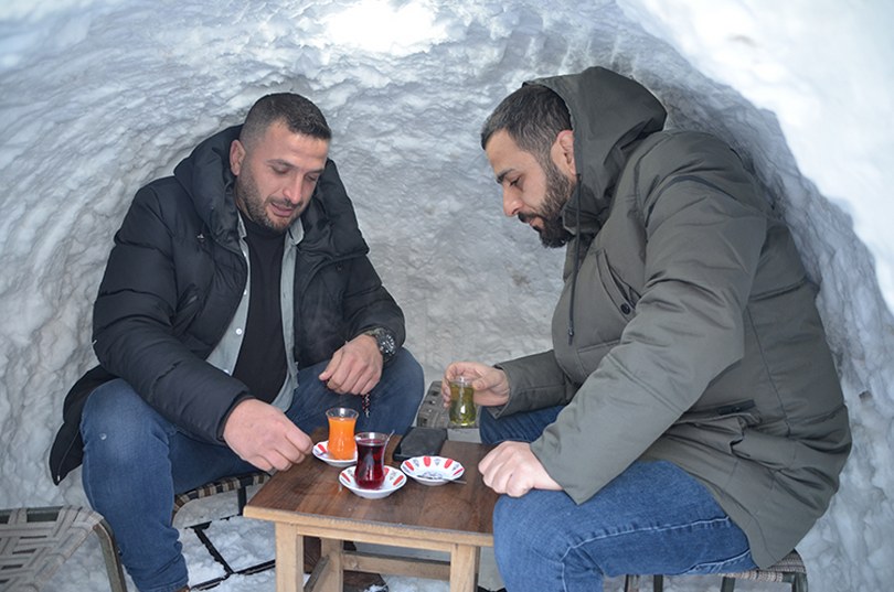 Muşlu esnaf müşterilerine yaptığı igluda çay ikram etti