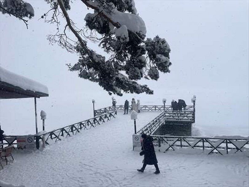 Beyaza bürünen Abant karın tadını çıkarmak isteyenleri ağırlıyor