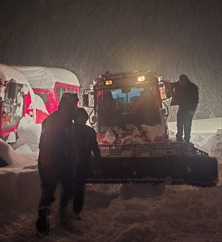 Kastamonu’da kar nedeniyle mahsur kalan elektrik arıza ekibini AFAD kurtardı