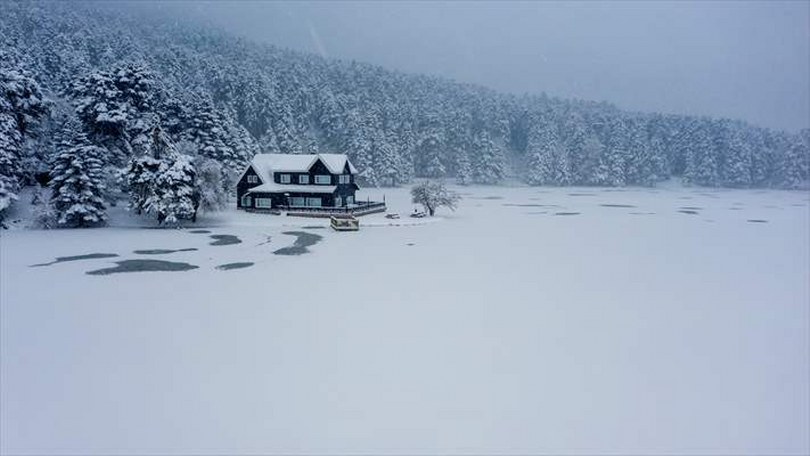 Gölcük Tabiat Parkı ve Keltepe Kayak Merkezi’nde kar manzarası dronla görüntülendi
