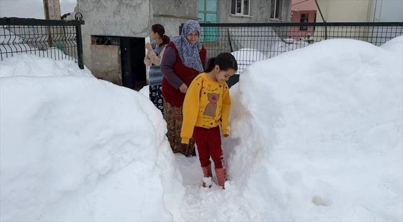 Bartın’ın yüksek kesimlerinde araçlar kar altında kaldı