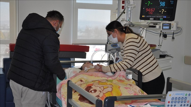 Epilepsi hastası depremzede minik Asiye, “beslenme tüpü”yle artık gıdasını güvenle alıyor