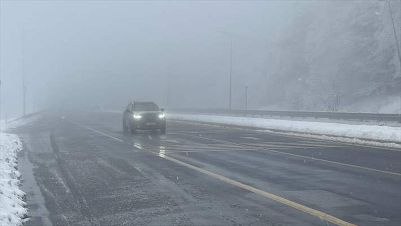 Bolu Dağı’nda kar yağışı ve sis etkili oldu