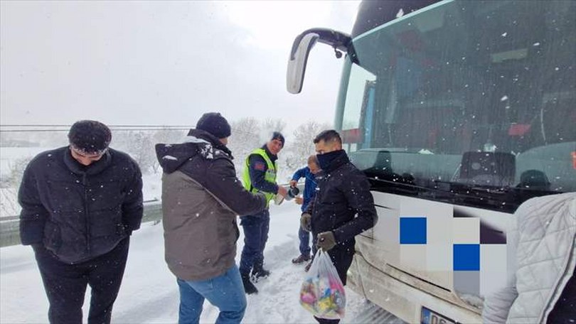 Kastamonu’da kar yağışı nedeniyle yolda kalanlara jandarma ve polis ekipleri yardım etti