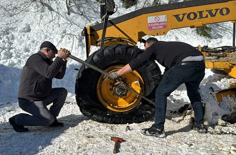 Kastamonu’da kar savaşçıları “hayat durmasın” diye gece gündüz çalışıyor