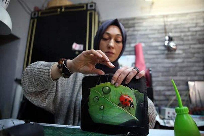 Arkadaşının ısrarıyla başladığı dericilik sanatı işi oldu