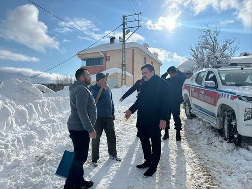 Yolu kardan kapandığı için merkeze gidemeyen hastanın ilaçlarını kaymakam ulaştırdı