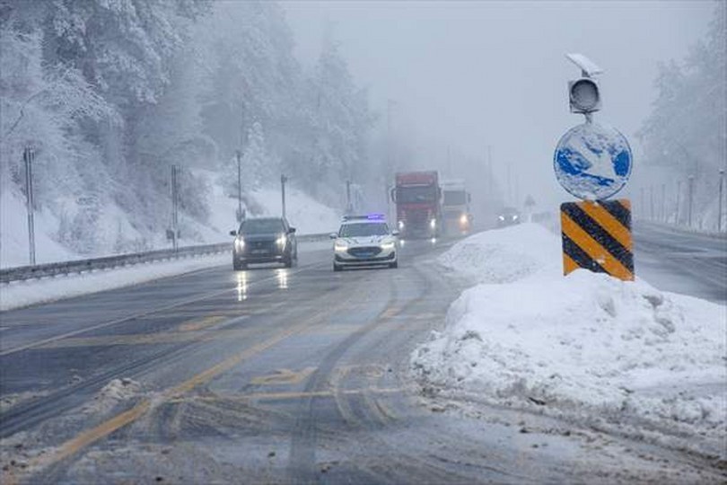 Anadolu Otoyolu ile D-100 kara yolunun Bolu Dağı geçişinde kar etkili oldu