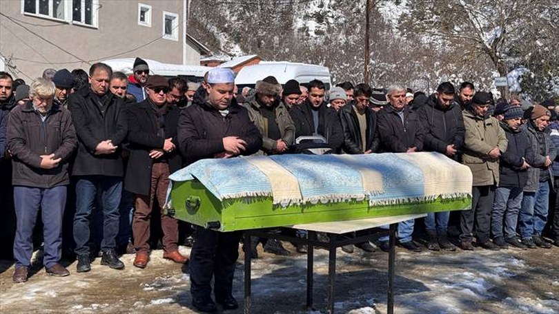 Zonguldak’ta kar temizlerken kalp krizi geçirip ölen öğretmenin cenazesi defnedildi