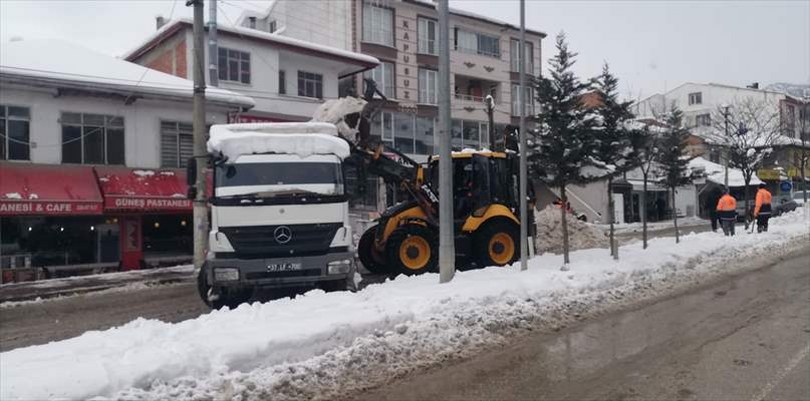Hanönü Belediyesi ilçede biriken karları temizliyor