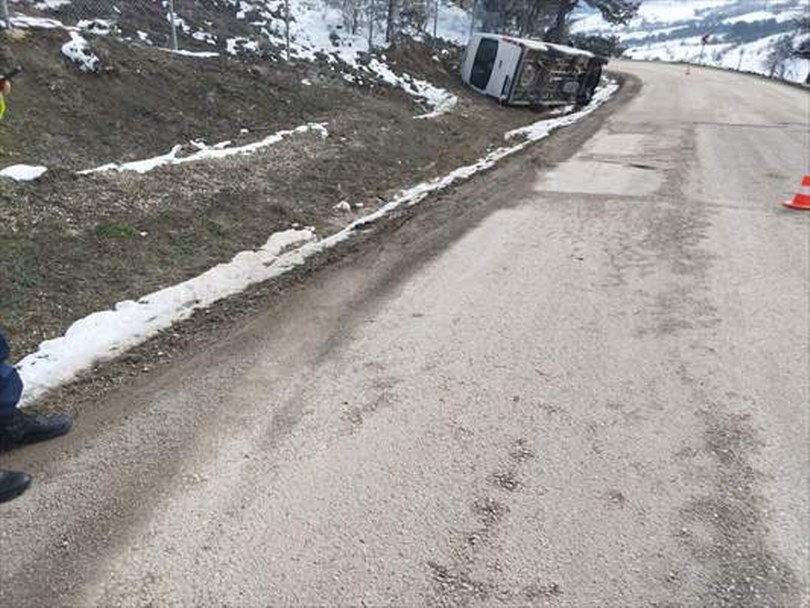 Bolu’da devrilen midibüsteki 22 kişi yaralandı