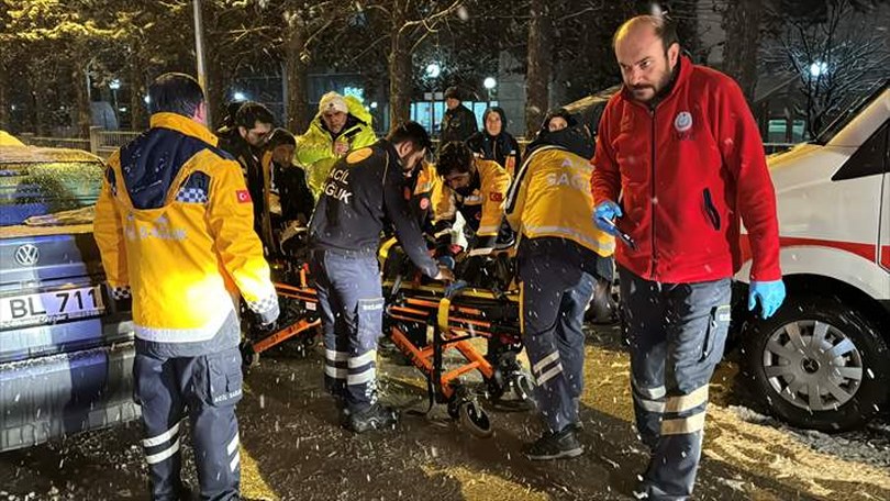 Bolu’da ambulansla çarpışan otomobildeki 3 kişi yaralandı