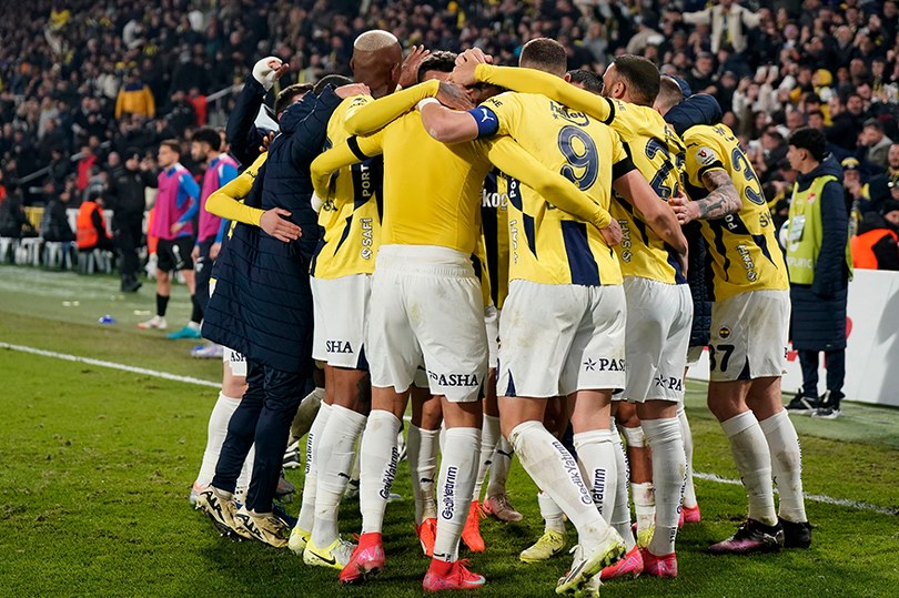 Nefes kesen maçı Fenarbahçe kazandı! 9 kişi kalan Rizespor’u son dakikalarda yıktı