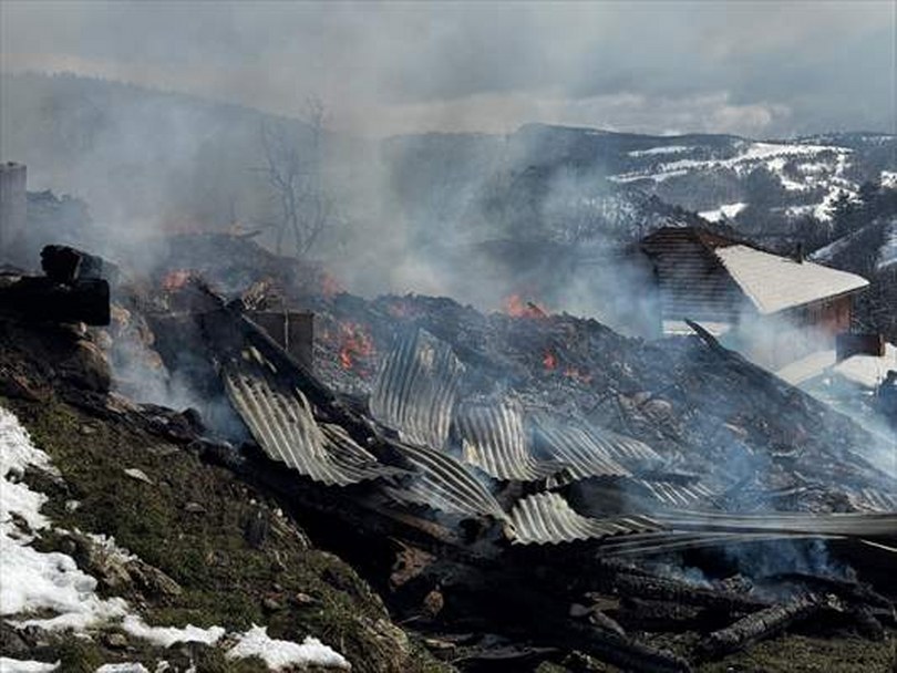 Kastamonu’da çıkan yangında 2 ev, ahır ve traktör kullanılamaz hale geldi