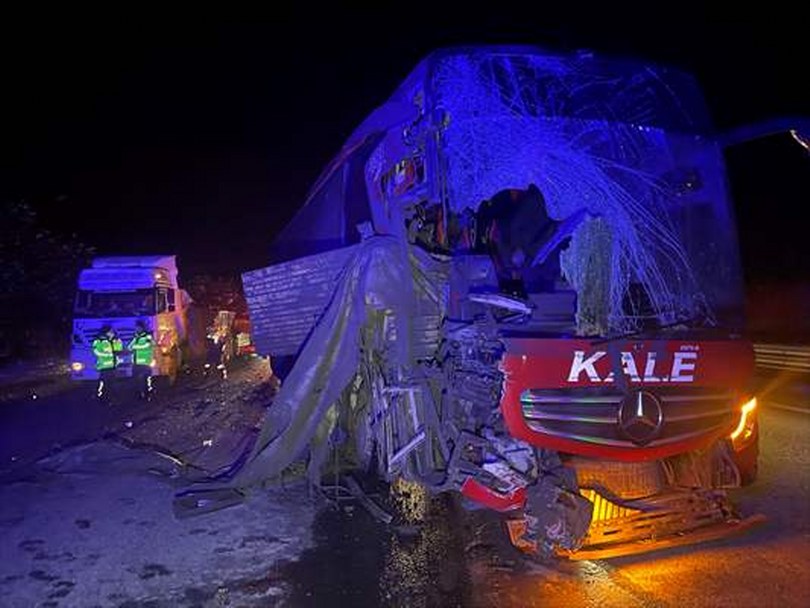 Bolu’da yolcu otobüsünün tıra çarpması sonucu 6 kişi yaralandı