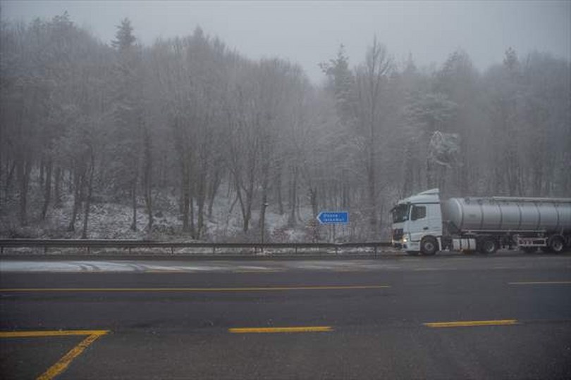 Bolu Dağı’nda kar yağışı ve sis etkili oluyor