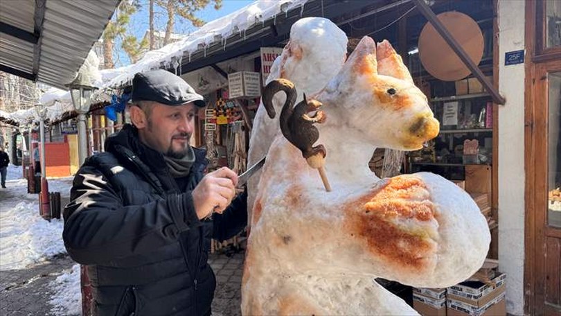 Zonguldak’ta baston ustası kardan sincap yaptı