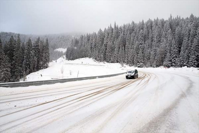 Ilgaz Dağı’nda kar yağışı ve sis etkili oluyor