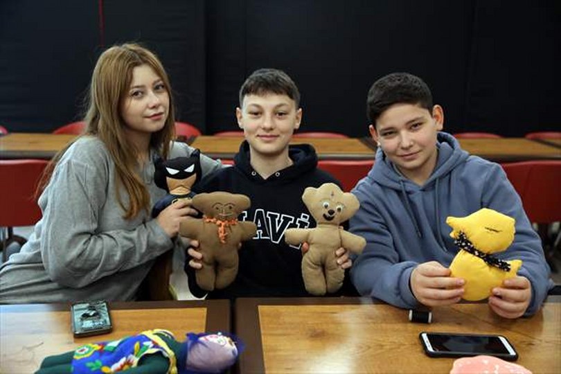 Lise öğrencileri yaptıkları bez bebekleri Şırnak’taki kütüphaneye gönderecek