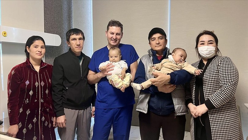 Özbekistan’dan tedavi için Türkiye’ye getirilen bebekler karaciğer nakliyle hayata tutundu