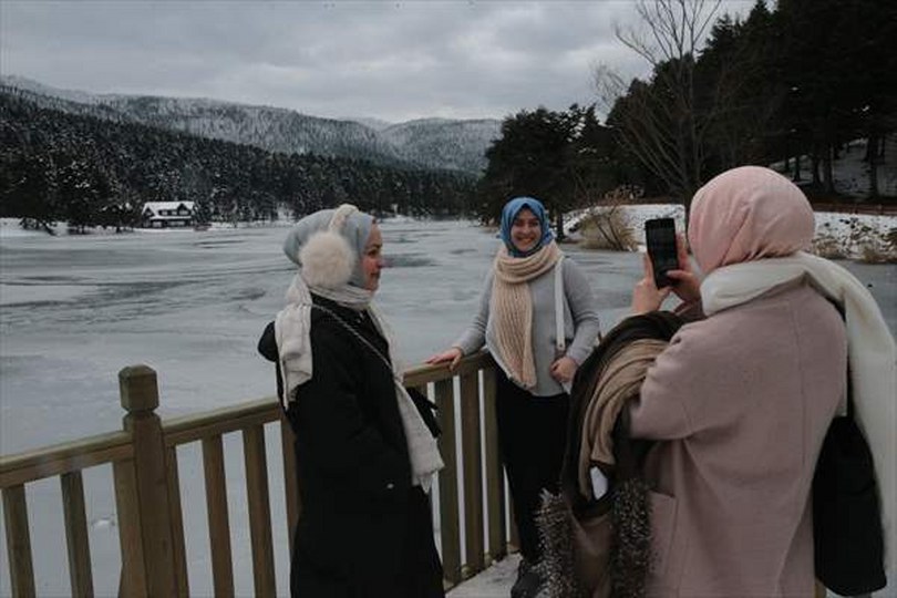 Hafta sonunu fırsat bilenler Gölcük Tabiat Parkı’nda kış manzarasının tadını çıkardı